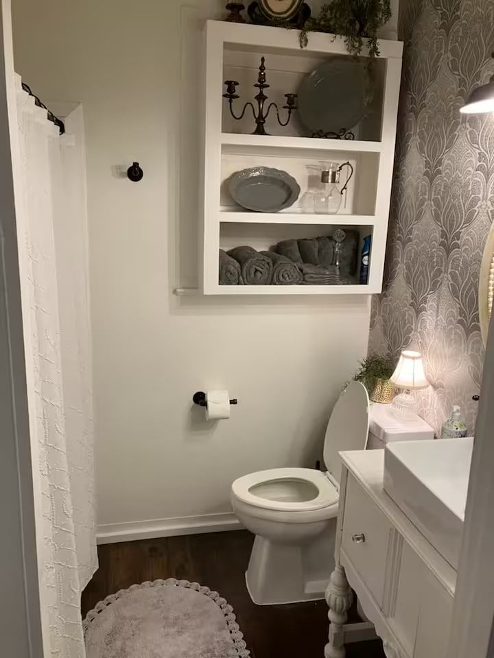 Bathroom with shower and vintage details