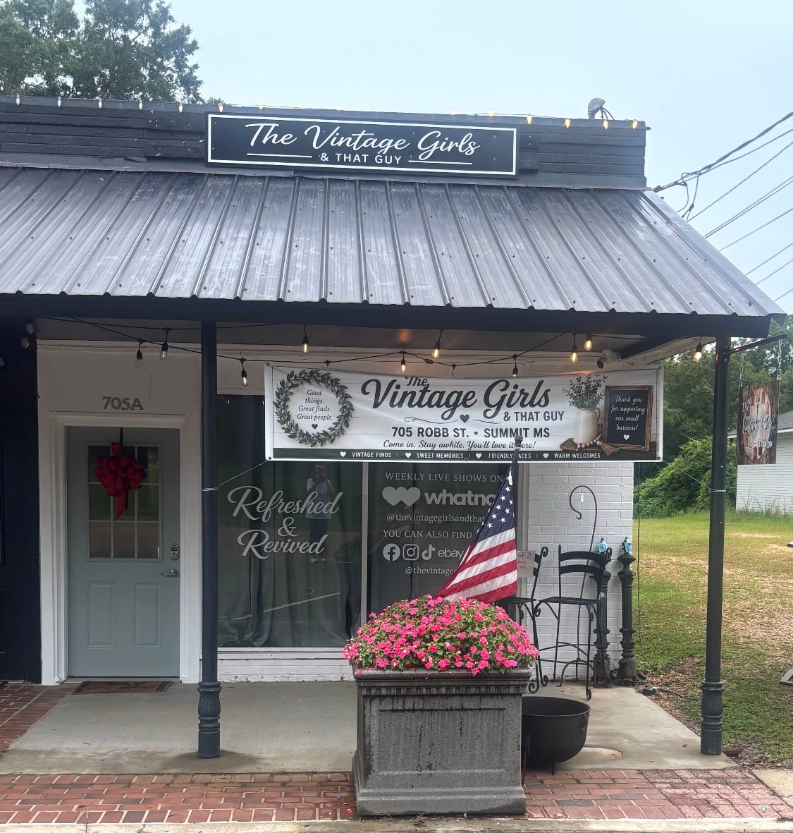 The Vintage Girls & That Guy storefront on Robb Street in Summit, MS